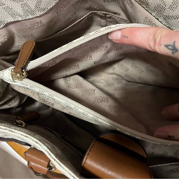 Micheal Kors purse! Like new!! - Picture 7 of 11